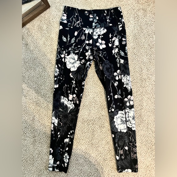 Victoria Secret Incredible Essential Legging - Picture 3 of 6